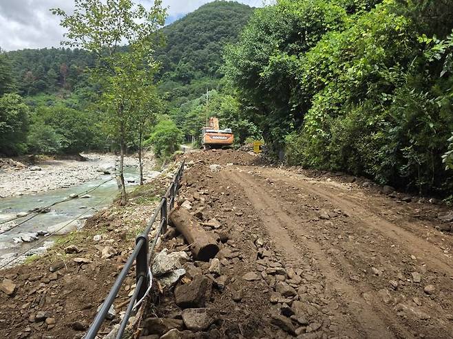 집중호우로 도로가 토사에 뒤덮힌 가평읍 승안리 일대 도로. 이른 아침부터 중장비를 동원한 응급복구 작업이 진행되고 있다. (사진=가평군 제공) photo@newsis.com *재판매 및 DB 금지