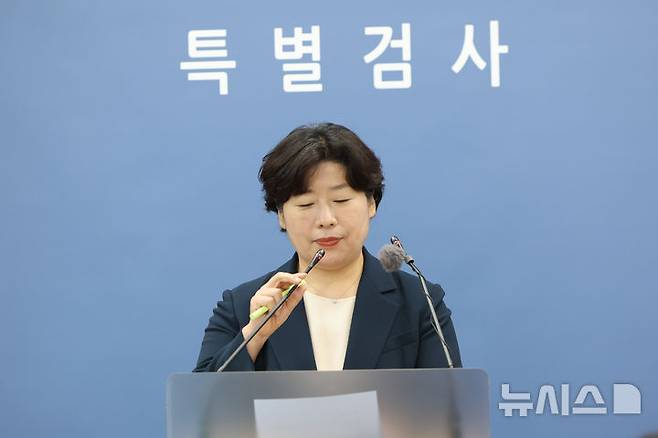 [서울=뉴시스] 황준선 기자 = 박지영 내란 특검 특검보가 지난 15일 오후 특검 사무실이 마련된 서울 서초구 고등검찰청 기자실에서 정례 브리핑을 하고 있다. 2025.07.15. hwang@newsis.com