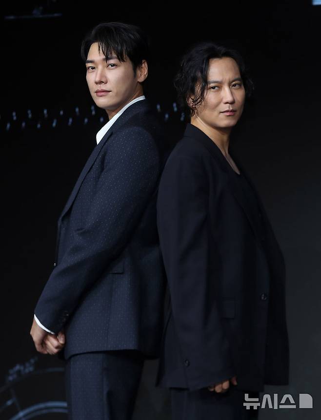 [서울=뉴시스] 김혜진 기자 = 배우 김영광(왼쪽), 김남길이 22일 오전 서울 마포구 호텔 나루에서 열린 넷플릭스 시리즈 '트리거'(감독 권오승) 제작발표회에서 포즈를 취하고 있다. 2025.07.22. jini@newsis.com