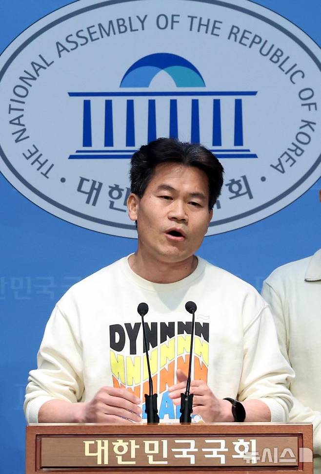 [서울=뉴시스] 조성봉 기자= 한국사 강사 전한길 씨가 26일 오후 서울 여의도 국회 소통관에서 열린 '헌법재판소, 윤석열 대통령 탄핵 각하 촉구' 기자회견에서 발언을 하고 있다. 2025.02.25. suncho21@newsis.com