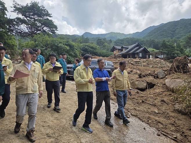 [산청=뉴시스] 서희원 기자= 22일 김경수 지방시대위원장이 경남 산청군 내리마을을 방문하여 호우피해 현장을 둘러보고 있다. 2025. 07. 22. shw1881@newsis.com *재판매 및 DB 금지