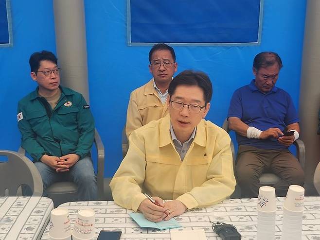 [산청=뉴시스] 서희원 기자= 22일 김경수 지방시대위원장이 경남 산청읍 행정복지센터를 주차장 내 임시본부에서 피해 현황을 청취하고 있다. 2025. 07. 22. shw1881@newsis.com *재판매 및 DB 금지