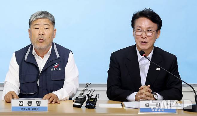 [서울=뉴시스] 추상철 기자 = 김민석 국무총리가 22일 오후 서울 영등포구 여의도 한국노동조합총연맹에서 열린 간담회에서 인사말을 하고 있다. 왼쪽 김동명 한국노총 위원장. 2025.07.22. scchoo@newsis.com