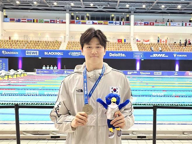 [서울=뉴시스] 2025 라인-루르 하계 세계대학경기대회(하계 U대회) 남자 배영 50m에서 은메달을 수확한 윤지환. (사진 = 대한수영연맹 제공) *재판매 및 DB 금지
