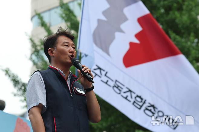 [서울=뉴시스] 권창회 기자 = 양경수 민주노총 위원장이 지난달 28일 서울 중구 숭례문 인근에서 열린 최저임금인상, 노동기본권 쟁취 결의대회에서 대회사를 하고 있다. 2025.06.28. kch0523@newsis.com