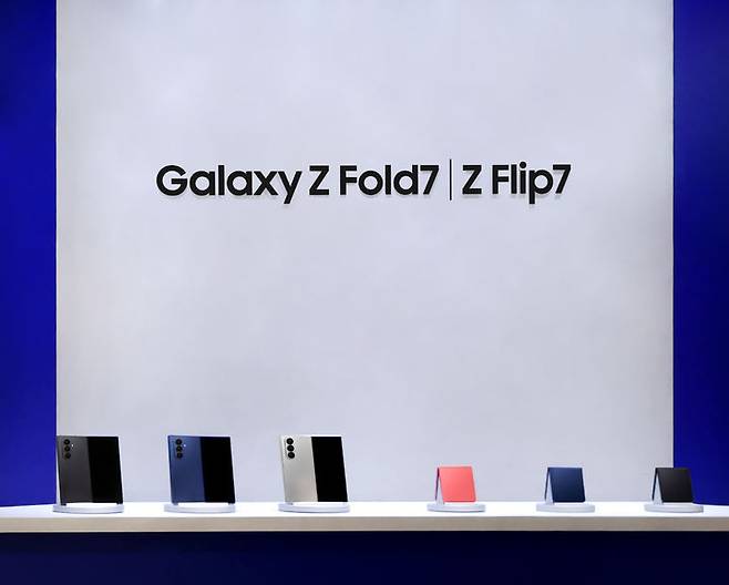 [서울=뉴시스] 삼성전자가 15일부터 21일까지 1주일간 진행한 '갤럭시 Z 폴드7·Z 플립7' 국내 사전판매가 104만대 기록을 달성했다. (사진=삼성전자 제공) *재판매 및 DB 금지