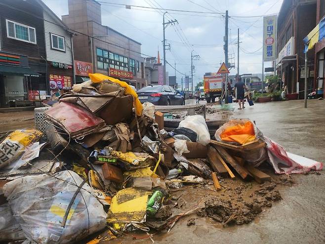 [산청=뉴시스] 서희원 기자= 22일 경남 산청군 신안면 문대삼거리가 침수되어 복구작업이 한창이다. 2025. 07. 22. shw1881@newsis.com *재판매 및 DB 금지