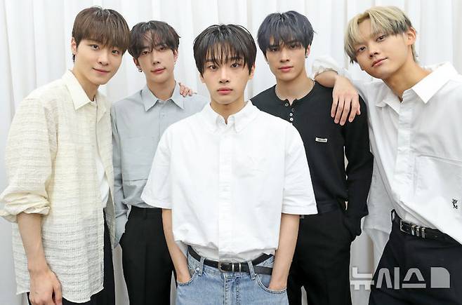 [서울=뉴시스] 김혜진 기자 = 그룹 원팩트(왼쪽부터 성민, 종우, 예담, 제이창, 태그)가 지난 17일 오후 서울 중구 뉴시스에서 인터뷰에 앞서 포즈를 취하고 있다. 2025.07.22. jini@newsis.com