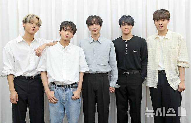 [서울=뉴시스] 김혜진 기자 = 그룹 원팩트(왼쪽부터 태그, 예담, 종우, 제이창, 성민)가 지난 17일 오후 서울 중구 뉴시스에서 인터뷰에 앞서 포즈를 취하고 있다. 2025.07.22. jini@newsis.com