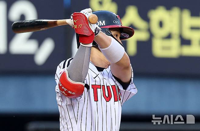 [서울=뉴시스] 이영환 기자 = 12일 오후 서울 송파구 잠실야구장에서 열린 2025 KBO리그 SSG 랜더스와 LG 트윈스의 경기, 3회말 LG 선두타자 박해민이 안타를 날리고 있다. 2025.06.12. 20hwan@newsis.com
