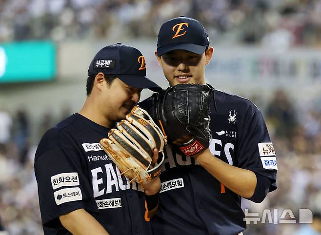 [서울=뉴시스] 홍효식 기자 = 22일 서울 송파구 잠실야구장에서 열린 2025 KBO리그 한화 이글스와 두산 베어스의 경기, 5회말 무실점으로 수비를 마친 한화 선발 문동주와 노시환이 더그아웃으로 향하며 대화하고 있다. 2025.07.22. yesphoto@newsis.com