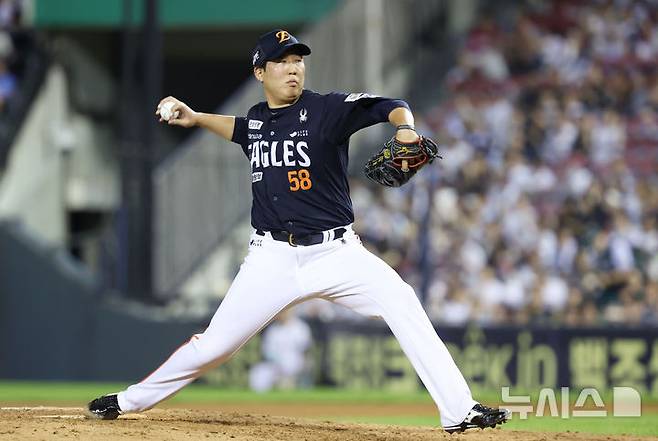 [서울=뉴시스] 홍효식 기자 = 22일 서울 송파구 잠실야구장에서 열린 2025 KBO리그 한화 이글스와 두산 베어스의 경기, 7회말 등판한 한화 바뀐 투수 박상원이 공을 던지고 있다. 2025.07.22. yesphoto@newsis.com