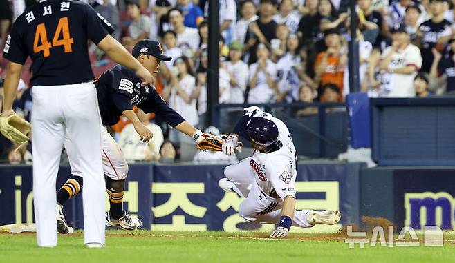 [서울=뉴시스] 홍효식 기자 = 22일 서울 송파구 잠실야구장에서 열린 2025 KBO리그 한화 이글스와 두산 베어스의 경기, 9회말 무사 2루 두산 케이브가 태그아웃 당하고 있다. 2025.07.22. yesphoto@newsis.com