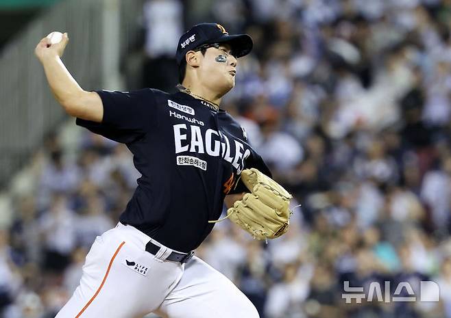 [서울=뉴시스] 홍효식 기자 = 22일 서울 송파구 잠실야구장에서 열린 2025 KBO리그 한화 이글스와 두산 베어스의 경기, 9회말 등판한 한화 마무리 투수 김서현이 공을 던지고 있다. 2025.07.22. yesphoto@newsis.com