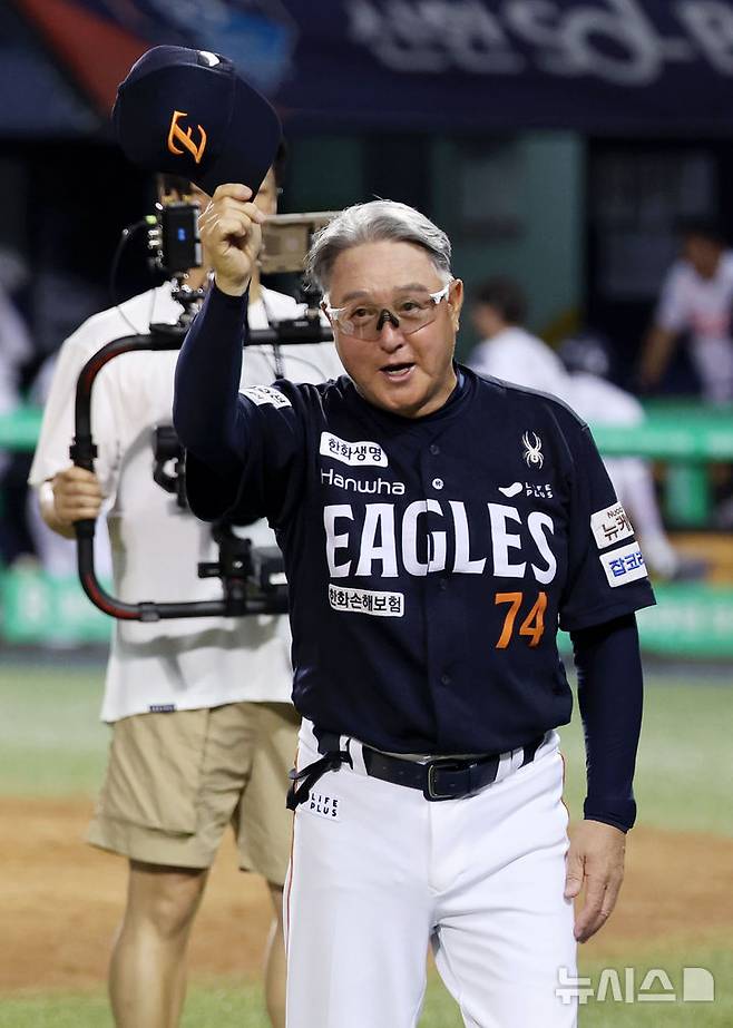 [서울=뉴시스] 홍효식 기자 = 김경문 한화 감독이 22일 서울 송파구 잠실야구장에서 열린 2025 KBO리그 한화 이글스와 두산 베어스의 경기, 2-1로 승리한 뒤 인사하고 있다.이번 승리로 한화는 단일 시즌 두 번째 10연승을 달성하며, 구단 최초 기록을 세웠다. 2025.07.22. yesphoto@newsis.com