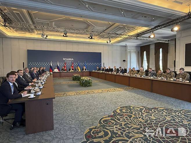 [이스탄불=AP/뉴시스] 우크라이나-러시아 2차 직접 대화가 진행된 지난달 2일(현지 시간) 튀르키예 이스탄불의 시라안궁 호텔에서 우크라이나(오른쪽) 대표단과 러시아 대표단이 마주 보고 앉아 있고, 중앙에 튀르키예의 피단 하칸 외무장관이 합석해 있다. 사진은 우크라이나 국방부 제공. 2025.07.22.