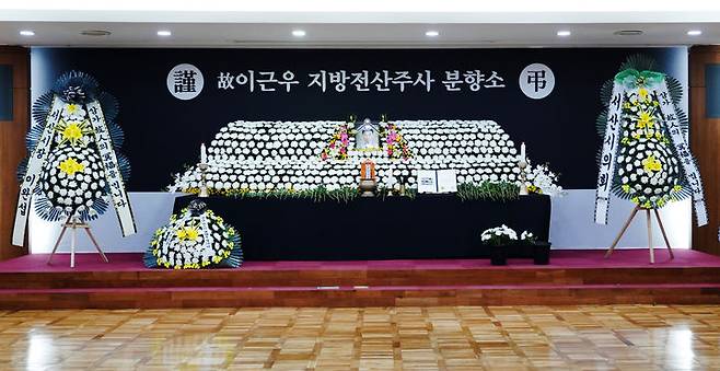 [서산=뉴시스] 서산시가 22일 시청 중회의실에 마련한 A씨 분향소. (사진=서산시 제공) 2025.07.22. photo@newsis.com *재판매 및 DB 금지