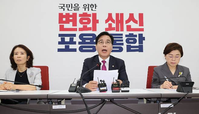 국민의힘 송언석 비대위원장 겸 원내대표가 16일 서울 여의도 국회에서 기자간담회를 열어 강선우 여성가족부 장관 후보자의 사퇴를 요구하는 등 인사청문회 관련 입장을 밝히고 있다. 연합뉴스