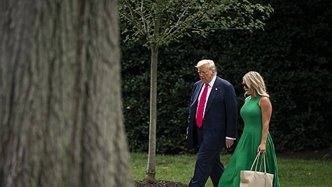 도널드 트럼프 미국 대통령(왼쪽)과 캐롤라인 레빗 백악관 대변인. 연합뉴스