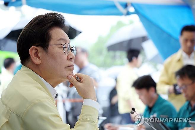 (산청=연합뉴스) 한상균 기자 = 이재명 대통령이 21일 경남 산청군 산청읍 행정복지센터 인근에 마련된 호우 피해 통합지원본부에서 보고받고 있다. 2025.7.21 [대통령실통신사진기자단] xyz@yna.co.kr 연합뉴스