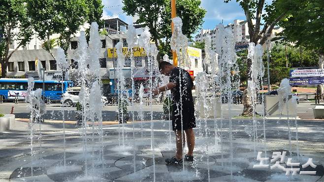 2일 대구 낮 최고기온이 36도를 넘은 가운데 동구의 분수대에서 한 시민이 물을 맞으며 더위를 식히고 있다. 정진원 기자