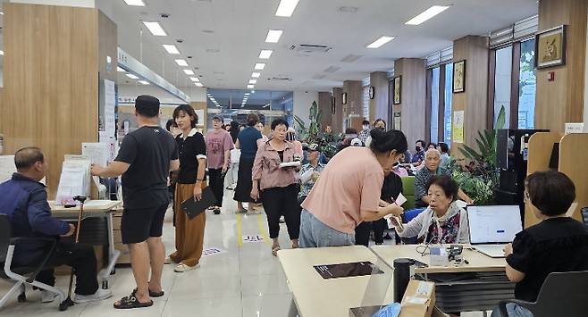경주시 황성동행정복지센터에 민생회복 소비쿠폰을 신청하려는 발길이 이어지고 있다. 경주시 제공