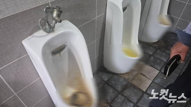 광주 남구 월남동 시내버스 차고지 화장실의 남성용 소변기. 소변기 4개 중 3개의 물 내림 장치가 고장 났고 오물 또한 제대로 빠지지 않고 있다. 한아름 기자