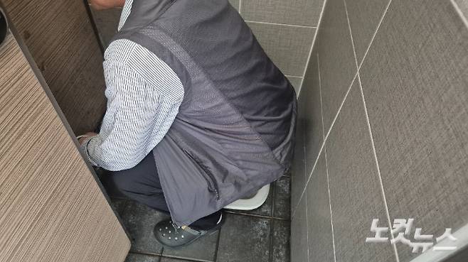 한 시내버스 기사가 광주 남구 월남동 시내버스 차고지 화변기 위에 쪼그려 앉아 있다. 한아름 기자