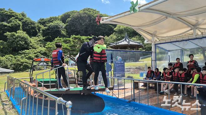 22일 전북 119안전체험관 물놀이 안전 체험장에서 진행중인 선박 탈출 실습. 심동훈 기자