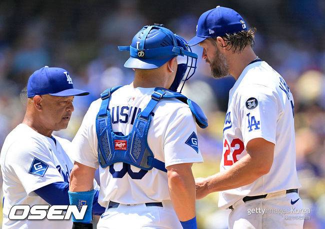[사진] LA 다저스 데이브 로버츠 감독(왼쪽)이 클레이튼 커쇼를 교체하고 있다. ⓒGettyimages(무단전재 및 재배포 금지)