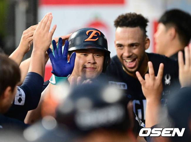 [OSEN=수원, 김성락 기자] 19일 오후 수원 KT위즈파크에서 ‘2025 신한 SOL Bank KBO리그’ KT 위즈와 한화 이글스의 경기가 열렸다.홈팀 KT는 헤이수스, 방문팀 한화는 와이스를 선발로 내세웠다.5회초 한화 선발타자 노시환이 다시 앞서가는 솔로 홈런을 날린 뒤 더그아웃에서 동료선수들과 기쁨을 나누고 있다. 2025.07.19