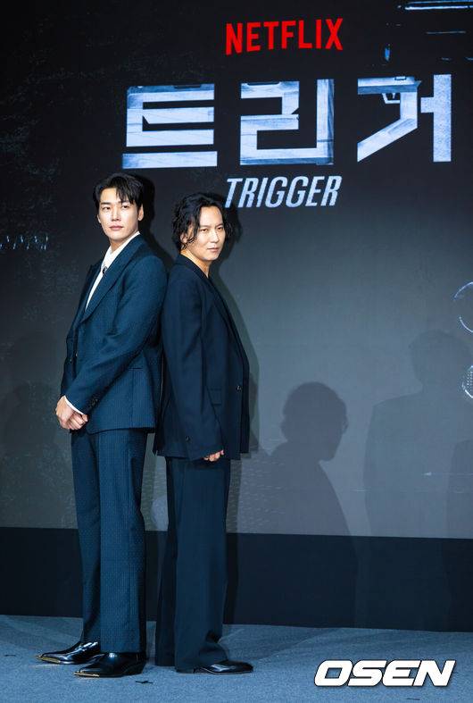 [OSEN=박준형 기자] 22일 서울 호텔 나루 서울 엠갤러리에서 넷플릭스 시리즈 '트리거' 제작발표회가 진행됐다.배우 김남길과 김영광, 길해연, 박훈이 출연하는 ‘트리거’는 총기 청정국으로 불리는 한국에서 갑자기 출처를 알 수 없는 불법 총기가 배달되기 시작하면서 벌어지는 이야기다.&nbsp;배우 김남길과 김영광이 포즈를 취하고 있다. 2025.07.22 / soul1014@osen.co.kr