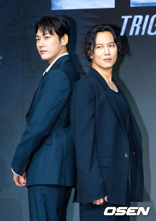 [OSEN=박준형 기자] 22일 서울 호텔 나루 서울 엠갤러리에서 넷플릭스 시리즈 '트리거' 제작발표회가 진행됐다.배우 김남길과 김영광, 길해연, 박훈이 출연하는 ‘트리거’는 총기 청정국으로 불리는 한국에서 갑자기 출처를 알 수 없는 불법 총기가 배달되기 시작하면서 벌어지는 이야기다. 배우 김남길과 김영광이 포즈를 취하고 있다. 2025.07.22 / soul1014@osen.co.kr