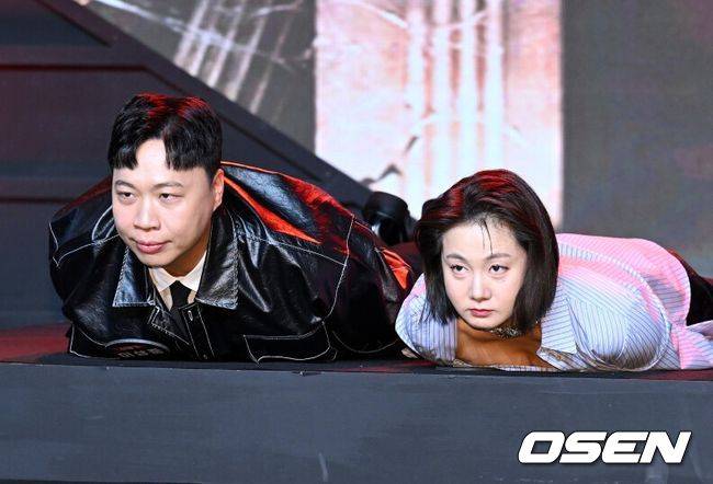 [OSEN=이대선 기자] 14일 오전 서울 동대문 브이스페이스에서 넷플릭스 예능 ‘코미디 리벤지’ 제작발표회가 열렸다.‘코미디 리벤지​’는 ‘코미디 로얄’ 우승팀 이경규팀이 판을 깔고 K-코미디 대표주자들이 각잡고 웃음 터뜨리는 코미디 컴피티션이다.코미디언 이상준, 박나래, 황제성이 포토타임을 가지고 있다. 2024.10.14 /sunday@osen.co.kr