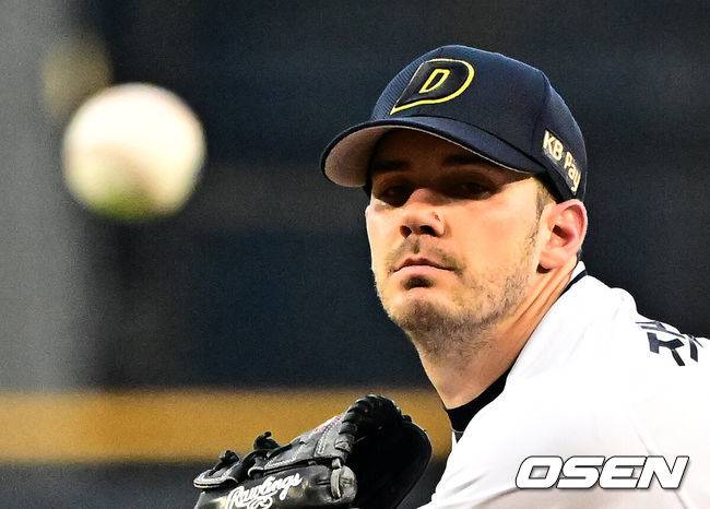 [OSEN=잠실, 지형준 기자] 4일 오후 서울 잠실구장에서 ‘2025 신한 SOL Bank KBO리그’ 두산 베어스와 KT 위즈의 경기가 열렸다.두산은 잭로그, KT는 오원석이 선발로 나섰다.1회 두산 잭로그가 역투하고 있다. 2025.07.04 /jpnews@osen.co.kr