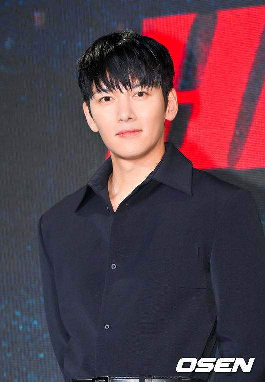 [OSEN=박준형 기자] 30일 서울 포시즌스 호텔에서 디즈니+ 새 오리지널 시리즈 '강남 비-사이드'(극본 주원규·연출 박누리) 제작발표회가 진행됐다.배우 지창욱과 조우진, 하윤경, 김형서(비비)가 출연하는 '강남 비-사이드'는 강남에서 사라진 클럽 에이스 재희를 찾는 형사와 검사, 그리고 의문의 브로커, 강남 이면에 숨은 사건을 쫓기 위해 서로 다른 이유로 얽힌 세 사람의 추격 범죄 드라마로 11월 6일 공개된다.배우 지창욱이 포즈를 취하고 있다. 2024.10.30 / soul1014@osen.co.kr