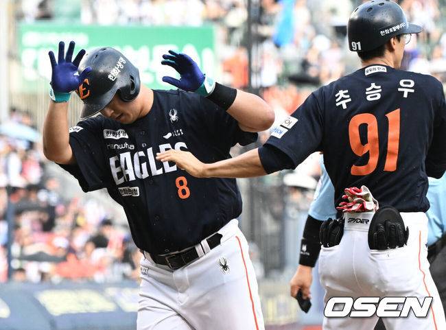 [OSEN=잠실, 조은정 기자]22일 오후 서울 잠실야구장에서 2025 신한 SOL Bank KBO리그 두산 베어스와 한화 이글스의 경기가 열렸다.이날 두산은 잭로그, 한화는 문동주를 선발로 내세웠다.2회초 한화 선두타자 노시환이 선제 솔로 홈런을 날린 뒤 베이스를 돌고 있다. 2025.07.22 /cej@osen.co.kr