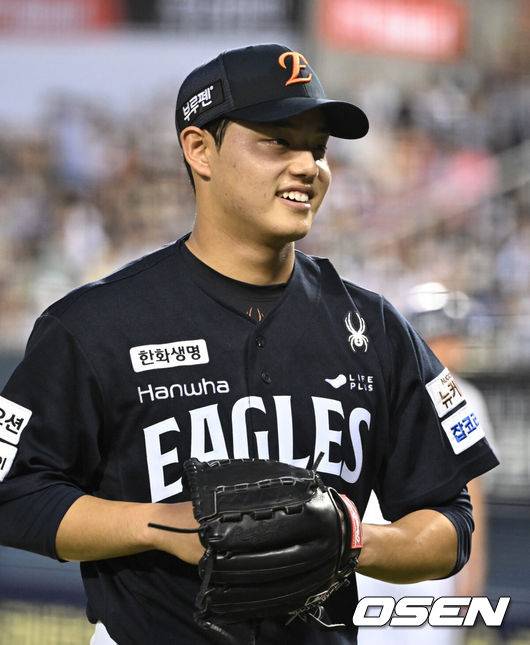 [OSEN=잠실, 조은정 기자]22일 오후 서울 잠실야구장에서 2025 신한 SOL Bank KBO리그 두산 베어스와 한화 이글스의 경기가 열렸다.이날 두산은 잭로그, 한화는 문동주를 선발로 내세웠다.5회말 무실점으로 이닝을 마친 한화 문동주가 더그아웃으로 향하고 있다. 2025.07.22 /cej@osen.co.kr