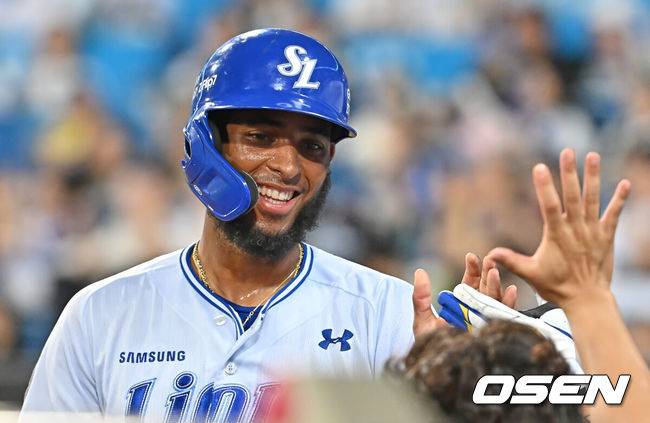 [OSEN=대구, 이석우 기자] 22일 대구삼성라이온즈파크에서 2025 신한 SOL 뱅크 KBO 리그 삼성 라이온즈와 SSG 랜더스의 경기가 열렸다. 홈팀 삼성은 원태인이, 방문팀 SSG는 화이트가 선발 출전했다. 삼성 라이온즈 디아즈가 5회말 1사 만루 이재현의 밀어내기 볼넷으로 동점 득점을 하고 하이파이브를 하고 있다. 2025.07.22 / foto0307@osen.co.kr