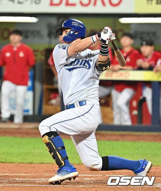 [OSEN=대구, 이석우 기자] 22일 대구삼성라이온즈파크에서 2025 신한 SOL 뱅크 KBO 리그 삼성 라이온즈와 SSG 랜더스의 경기가 열렸다. 홈팀 삼성은 원태인이, 방문팀 SSG는 화이트가 선발 출전했다. 삼성 라이온즈 강민호가 6회말 2사 만루 좌익수 앞 역전 2타점 안타를 치고 있다. 2025.07.22 / foto0307@osen.co.kr