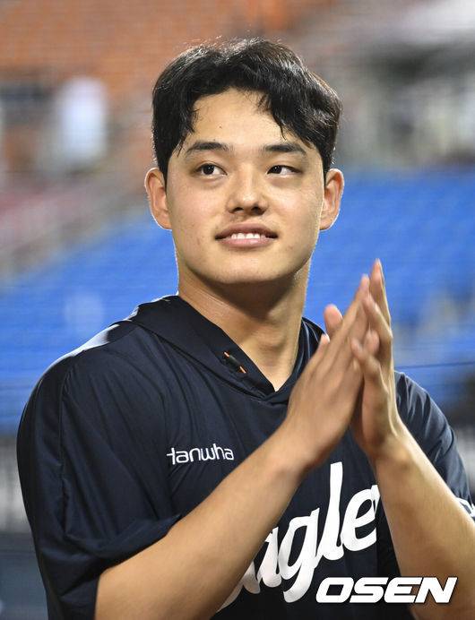 [OSEN=잠실, 조은정 기자]‘절대 1강’ 한화가 시즌 두 번째 10연승을 해내며 1985년&nbsp;삼성 라이온즈를 소환했다.&nbsp;프로야구 한화 이글스는 22일 서울 잠실구장에서 열린 2025 신한 SOL뱅크 KBO리그 두산 베어스와의 시즌 10차전에서 2-1로 승리했다.&nbsp;문동주가 관중들을 향해 박수를 보내고 있다. 2025.07.22 /cej@osen.co.kr