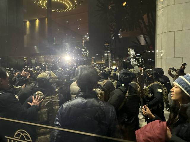 ▲ 12월 3일 윤석열 대통령의 비상계엄 선포로, 계엄군이 국회 본청 진입을 시도하고 있다. ⓒ프레시안(박정연)