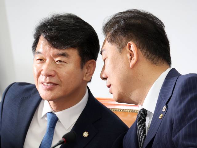 ▲더불어민주당 김병기 당대표 직무대행 겸 원내대표가 문진석 원내수석부대표와 대화하고 있다. ⓒ연합뉴스
