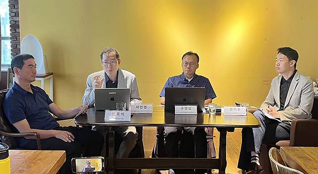 ▲ 21일 리영희재단과 평화네트워크, 한겨레평화연구소가 "북미 정상회담: 분석과 전망, 그리고 과제"를 주제로 한 토론회가 열렸다. 왼쪽부터 정욱식 평화네트워크 대표, 이인엽 미국 테네시 테크대학교 정치학과 교수, 구양모 미국 노르위치 대학교 정치학과 교수, 한기호 아주대학교 아주통일연구소 연구실장. ⓒ평화네트워크