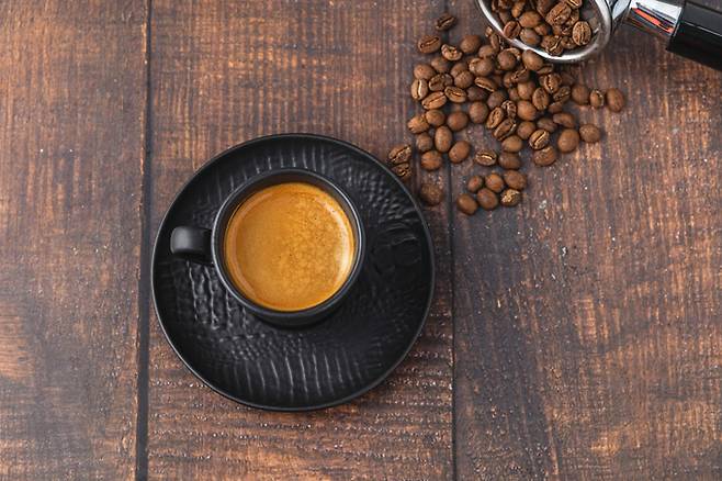 커피에 의존하기보다는 충분한 수분 섭취, 식이섬유 풍부한 식단, 규칙적인 운동과 생활습관 개선이 병행돼야 한다. 게티이미지