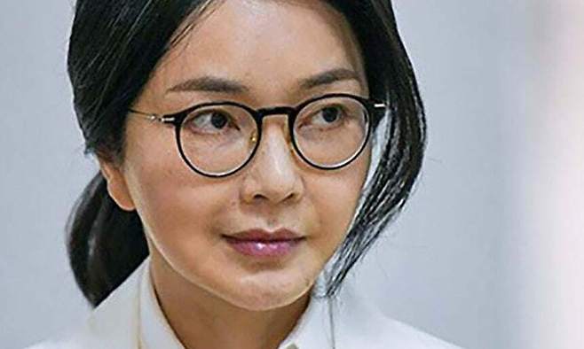 국민대가 윤석열 전 대통령의 부인 김건희 씨의 박사 학위를 무효 처리했다. 김 씨의 학위 논문 의혹이 불거진 지 약 4년 만이다. 윤석열 전 대통령 부인 김건희씨. 연합뉴스