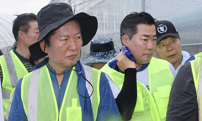 더불어민주당&nbsp;정청래, 박찬대 당대표 후보가 21일 충남 예산군 신안면 조곡리 수해복구 현장에서 최재구 예산군수로부터 피해 현황을 듣고 있다. 뉴시스