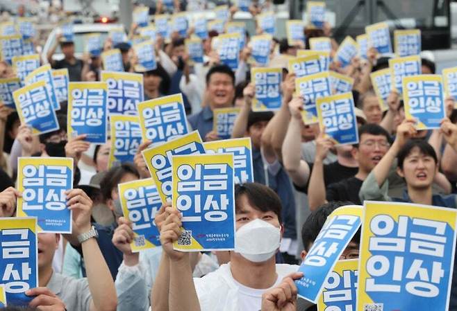 지난 18일 오후 서울 광화문 세종대로 서십자각 앞에서 열린 ‘청년 공무원 300인 집회’에 참가한 청년 공무원들이 임금 인상을 요구하며 손팻말을 들고 구호를 외치고 있다. 뉴시스