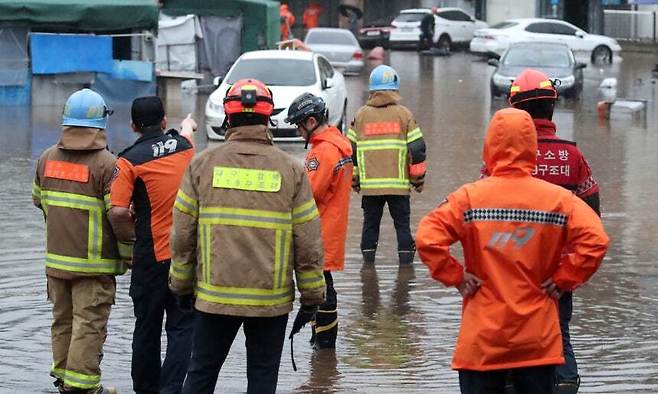 17일 오후 대구 북구 노곡동 마을이 집중호우에 침수돼 소방 당국이 현장을 지켜보고 있다. 대구=연합뉴스