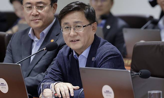 김성환 환경부 장관이 22일 서울 용산 대통령실 청사에서 이재명 대통령 주재로 열린 국무회의에 참석해 인사말을 하고 있다. 대통령실통신사진기자단